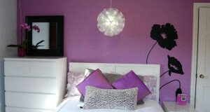 Сполучення бузкового й білого в спальні: як вибрати відтінок під колір стін